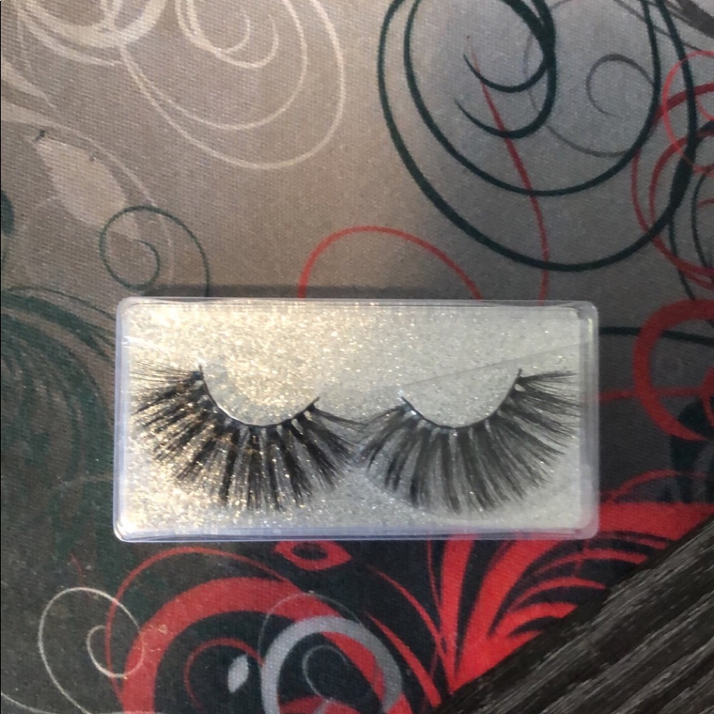Lashes - Picture 7 of 11